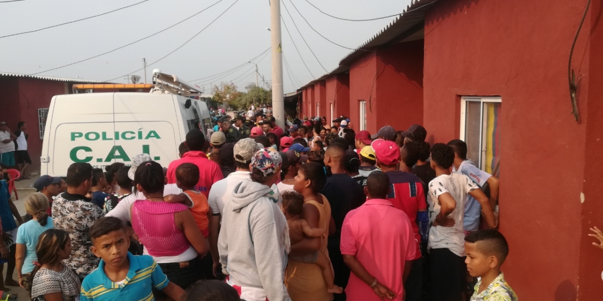 Fundación Informa Curiosos llenaron la vivienda donde ocurrió el atentado