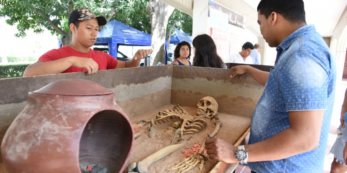 La Universidad del Magdalena viaja por el Departamento con su Exposición Itinerante de Réplicas y Posters de Enterramientos Prehispánicos del Caribe Colombiano.