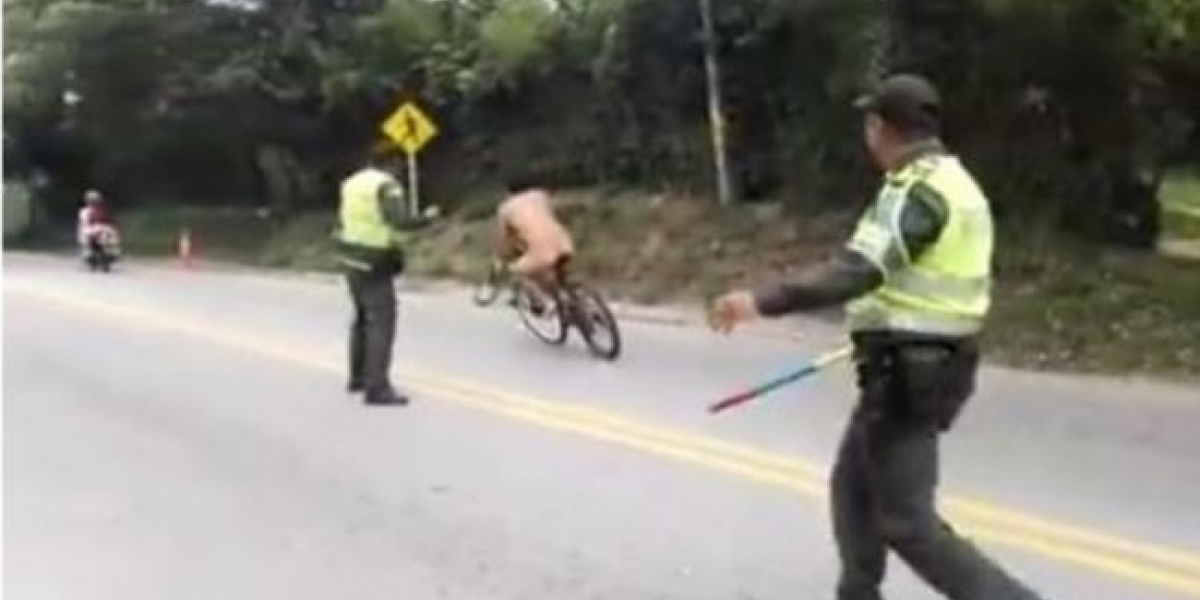 Hombre desnudo evade retén de la Policía 