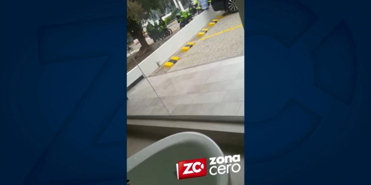 Zona Cero Momento en que los policías abordan al obrero en el norte de Barranquilla.