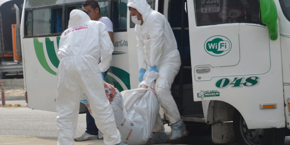 Momento en que hacen el levantamiento del cadáver del hombre asesinado.