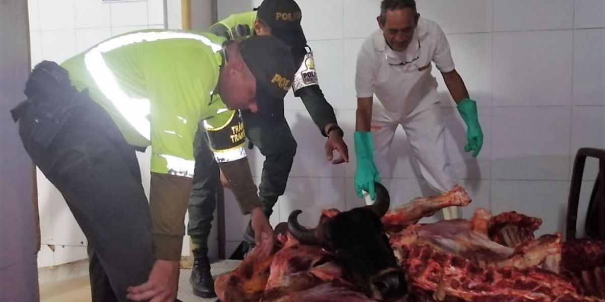 Policía Carne incautada en la Ye de Ciénaga.