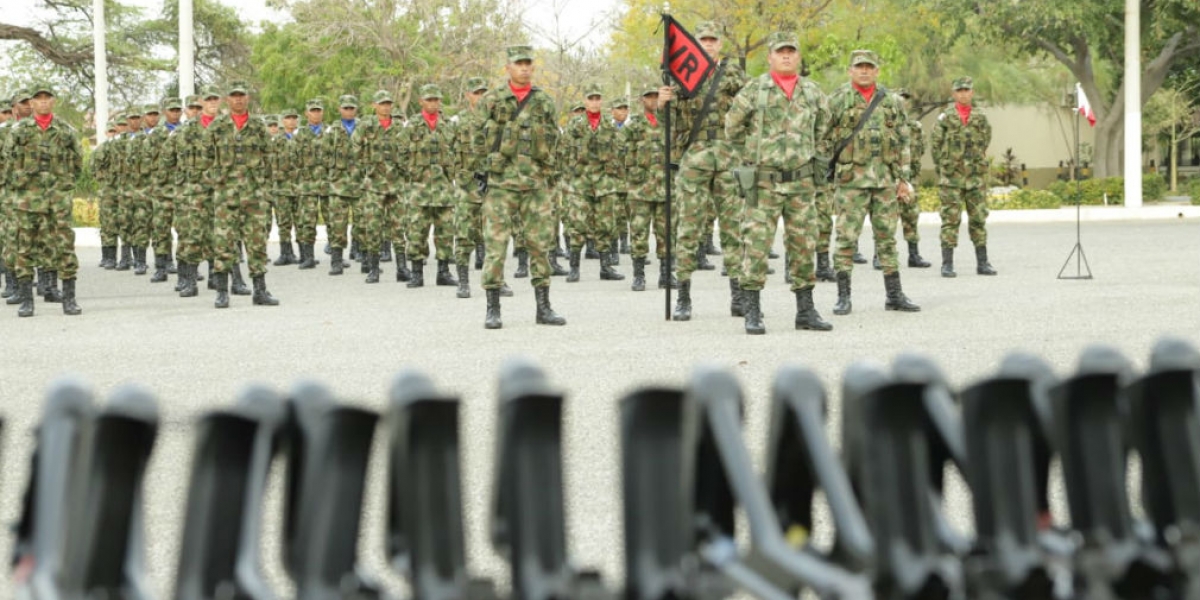 Entrega de armas a contingente de soldados.