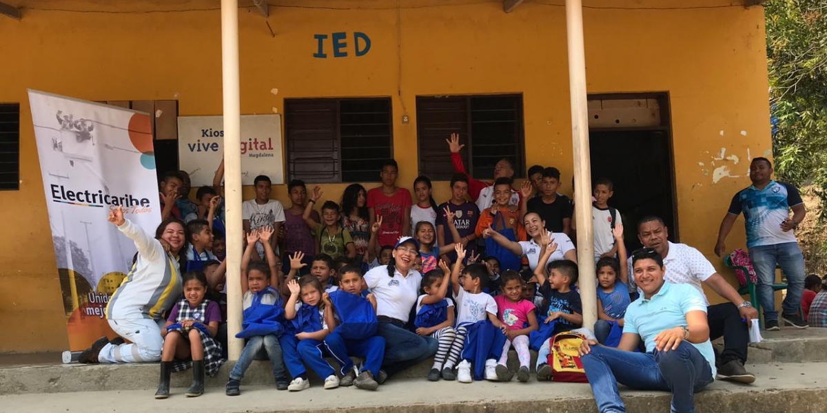 Estudiantes reciben kits escolares en la Lisa, zona rural de Bonda