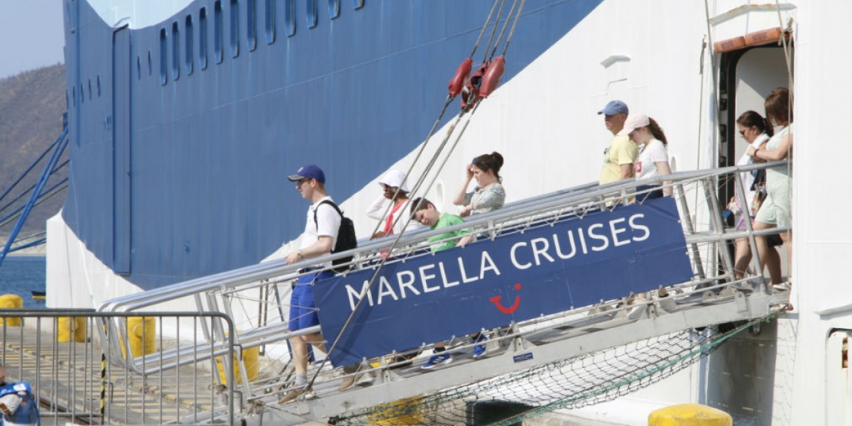 Llegada de turistas al Puerto de Santa Marta.