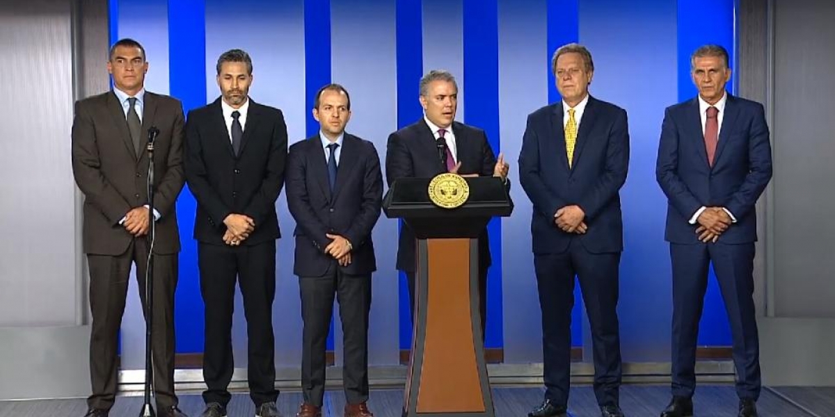 El Presidente acompañado de figuras como el excapitán Yepes y el exarquero Faryd Mondragón, hizo oficial la candidatura de Colombia.