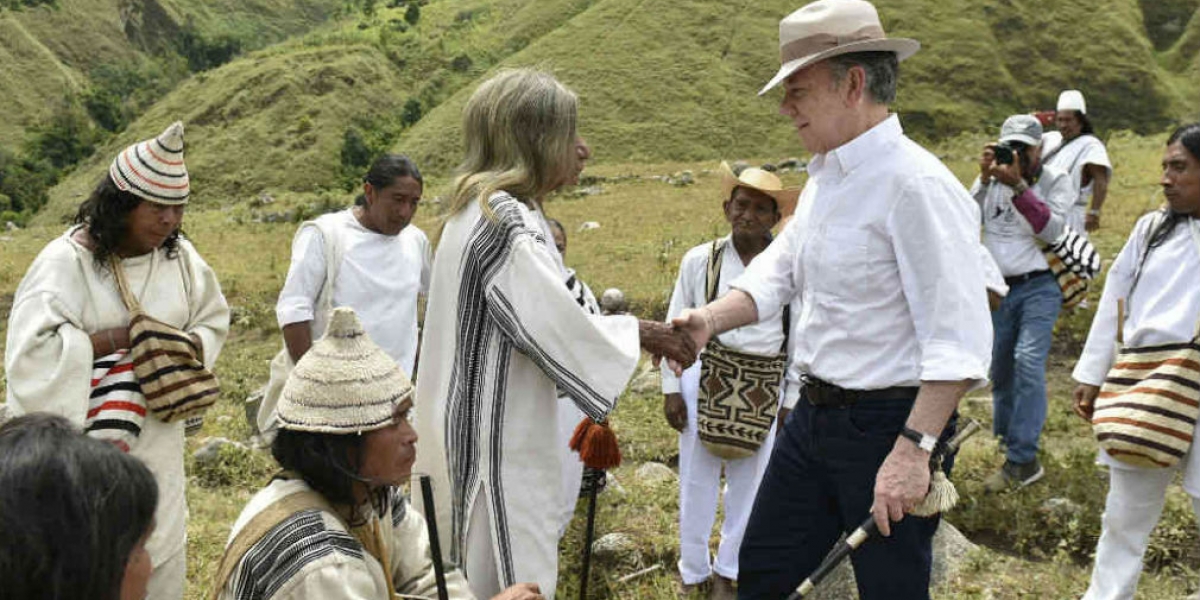 Semana El Mamo Jacinto estrechando la mano del expresidente Juan Manuel Santos