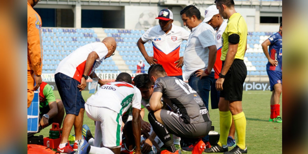 Médicos del Unión ayudaron en la atención del lesionado capitán de Patriotas.