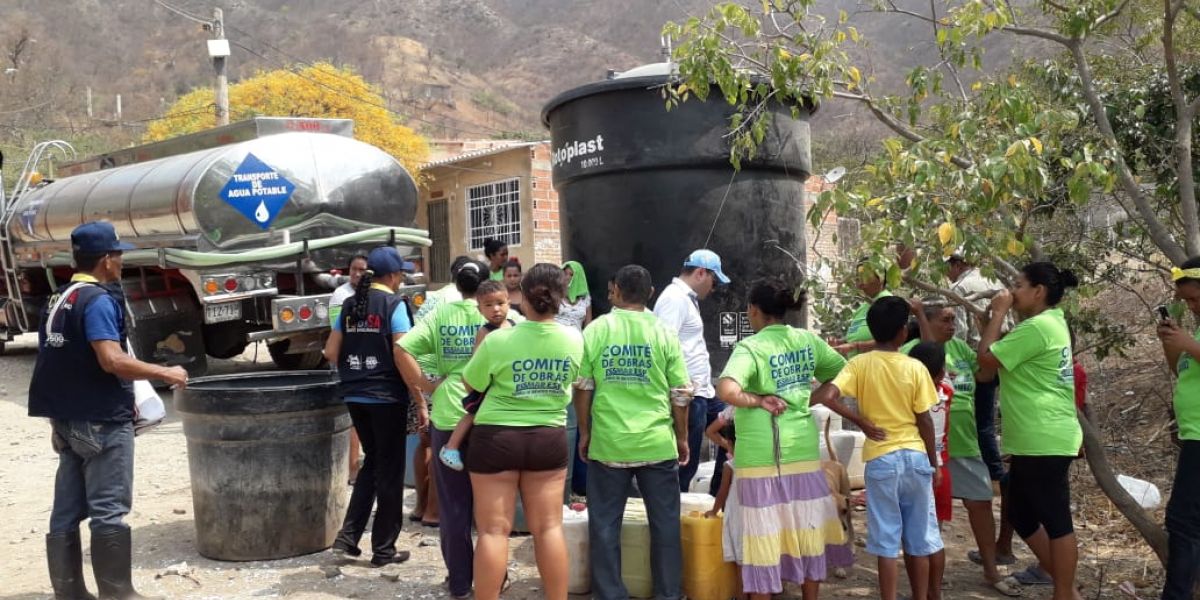 Instalación de tanques en Taganga. 