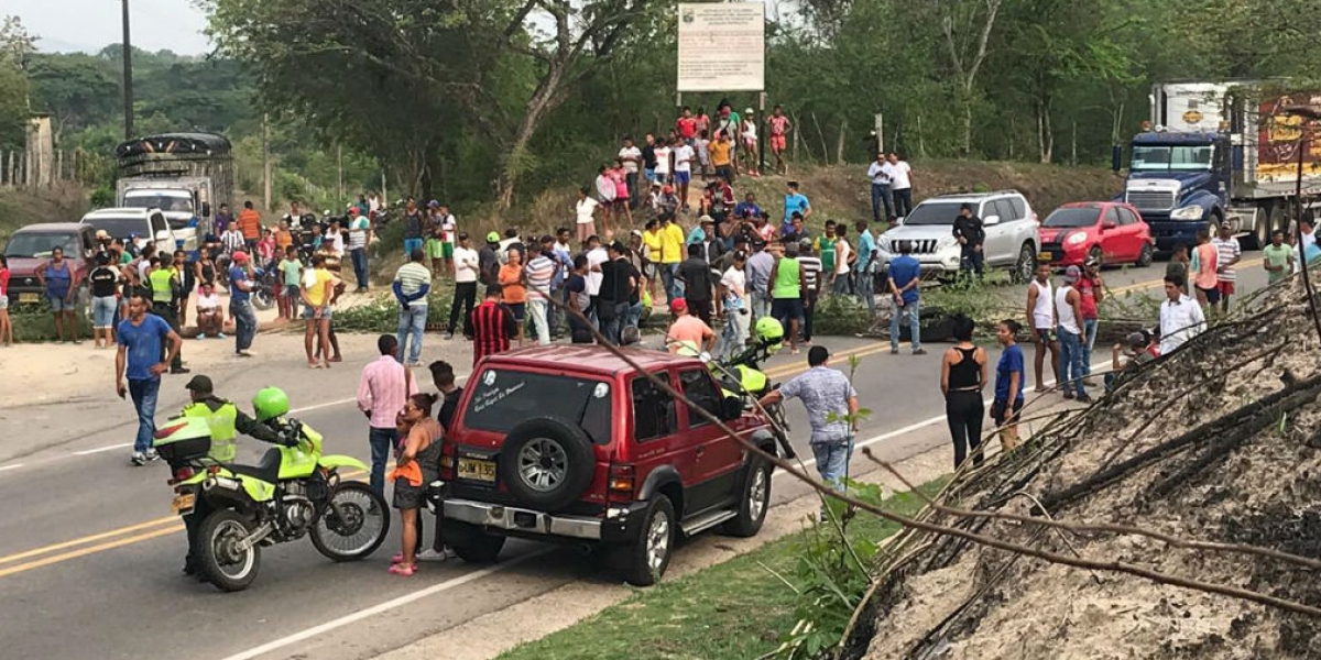 Bloque en Santa Rosa de Lima por falta de agua.