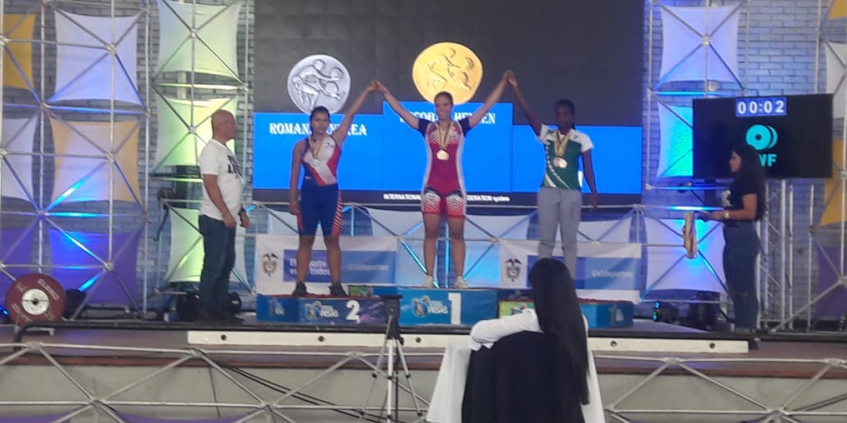 Cortesía La atleta departamental tuvo que conformarse con el metal bronceado cuando en la plataforma conquistó la presea de plata.