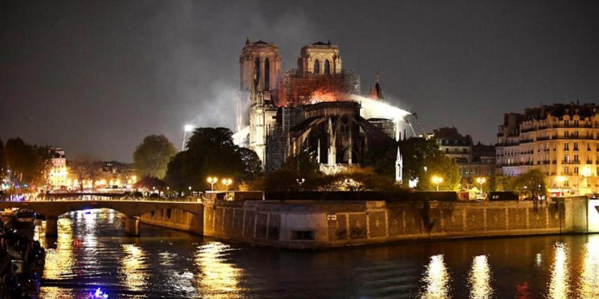 Bomberos sofocaron las llamas en la catedral Notre Dame.