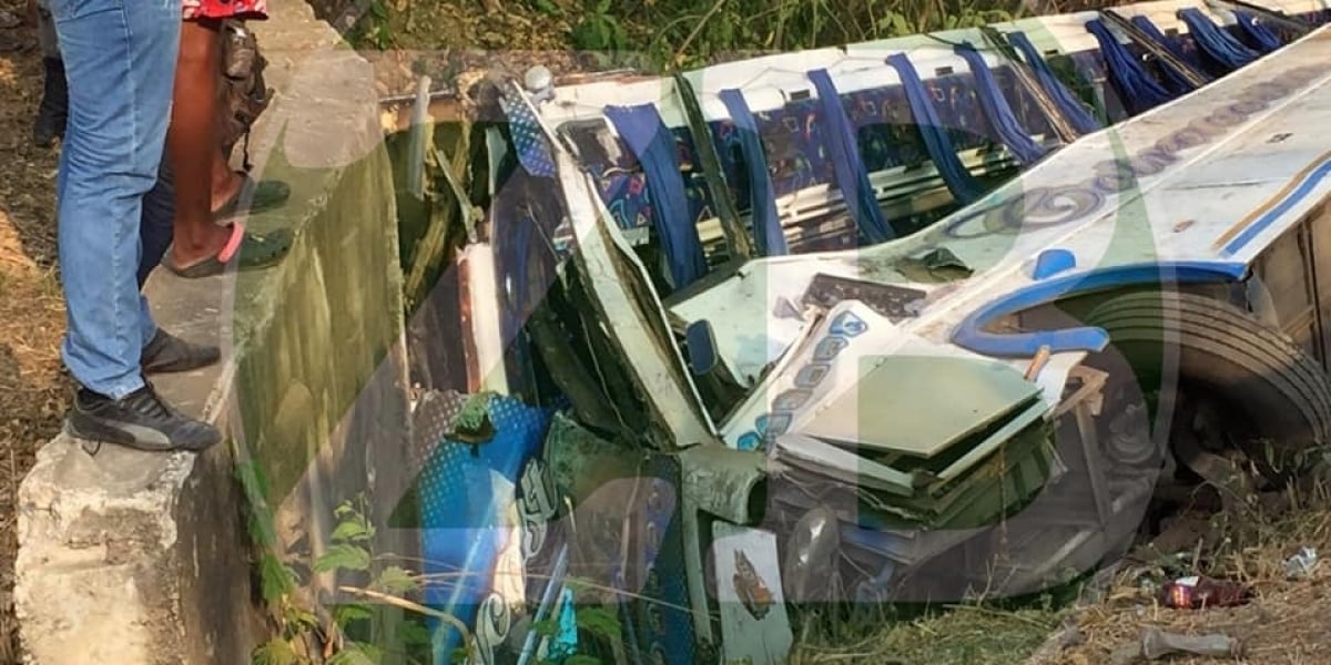 Zona Bananera Al Día El bus se salió de la carretera y terminó volcándose.