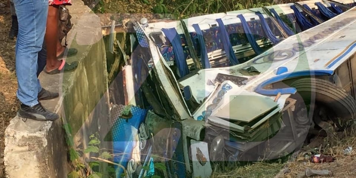 El bus se salió de la carretera y terminó volcándose. 