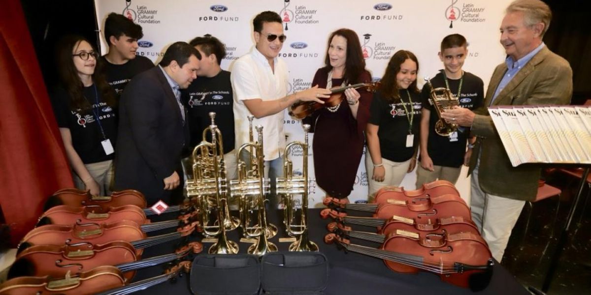 El cantante Silvestre Dangond entregando los instrumentos en la escuela West Miami Middle School.