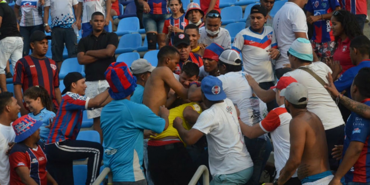 Disturbios en las tribunas, durante el partido.