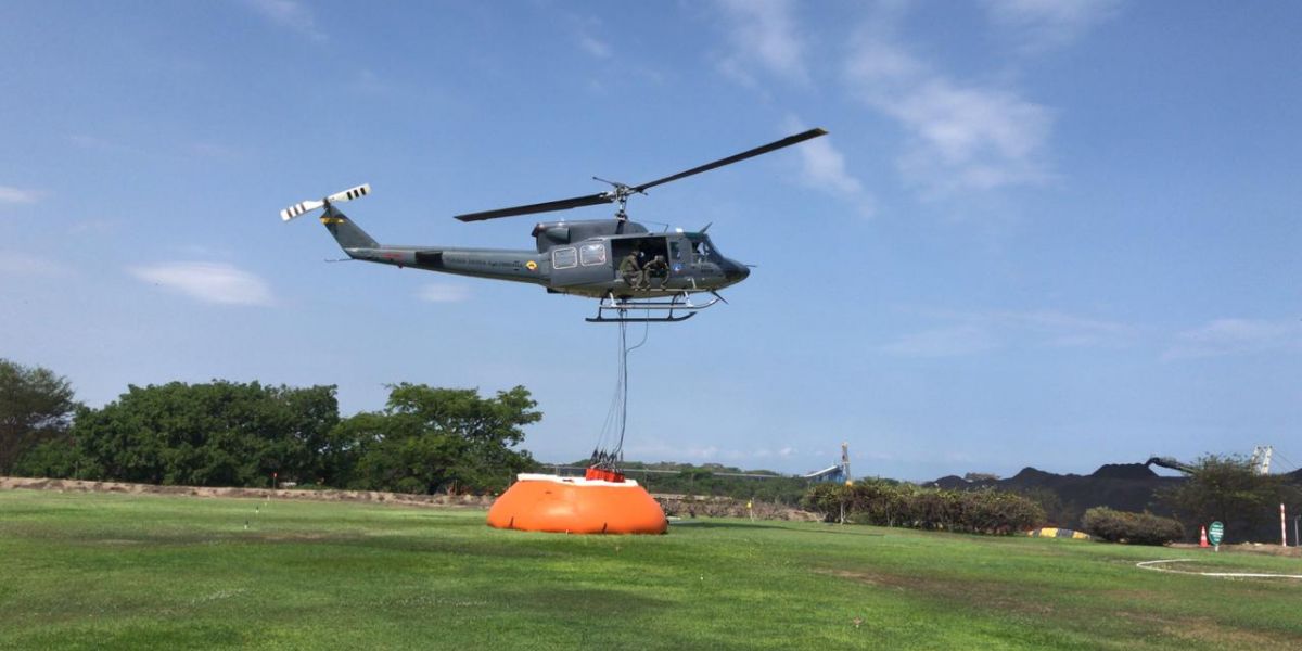 La Fuerza Aérea continúa las labores en el sector para podido controlar el incendio. 