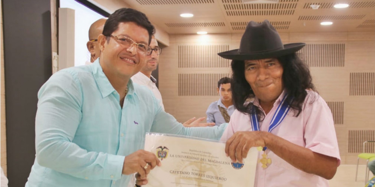 Cayetano Torres Izquierdo, líder arhuaco; y Pablo Vera, rector de Unimagdalena.