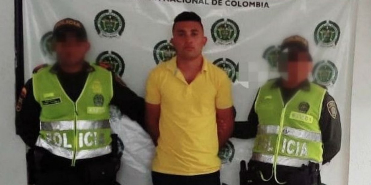 Policía Andrus de León Cordero, de 18 años, fue capturado en Guamal, Magdalena.
