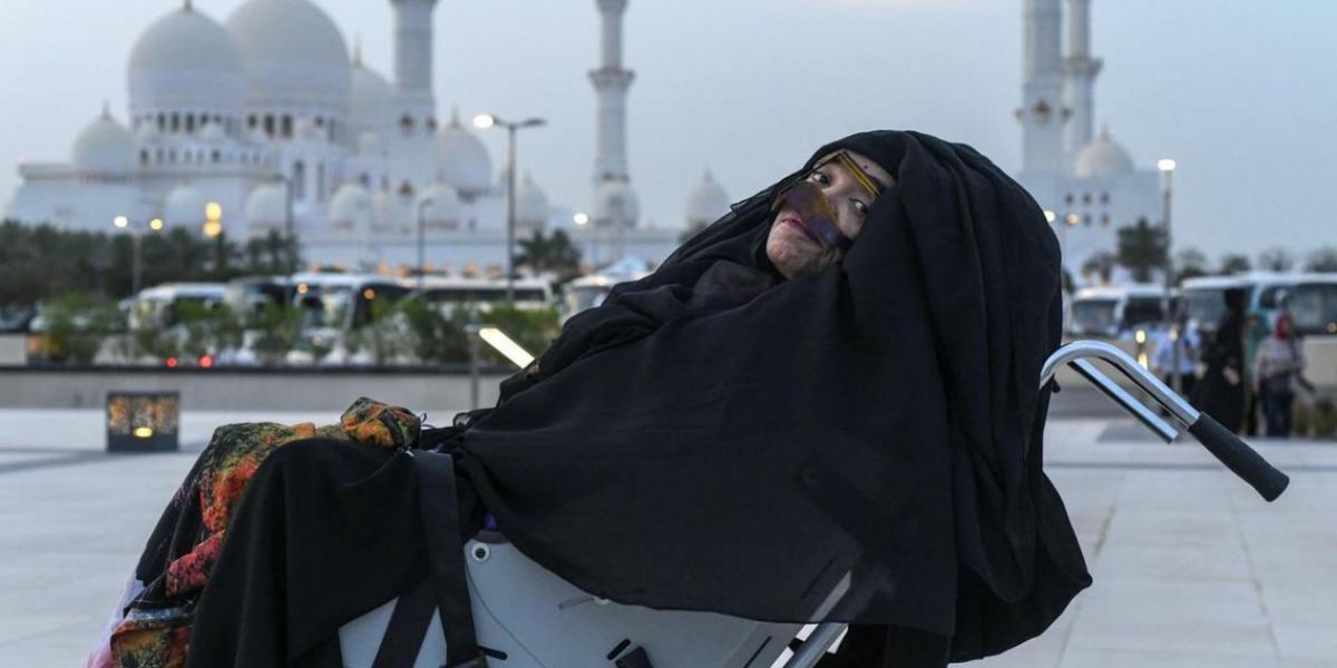 El Nacional de Emiratos Árabes Unidos Munira Abdulla sufrió un accidente en 1991 que la dejó en coma y despertó en junio pasado, después de 27 años. Su hijo nunca perdió la esperanza de verla mejor.