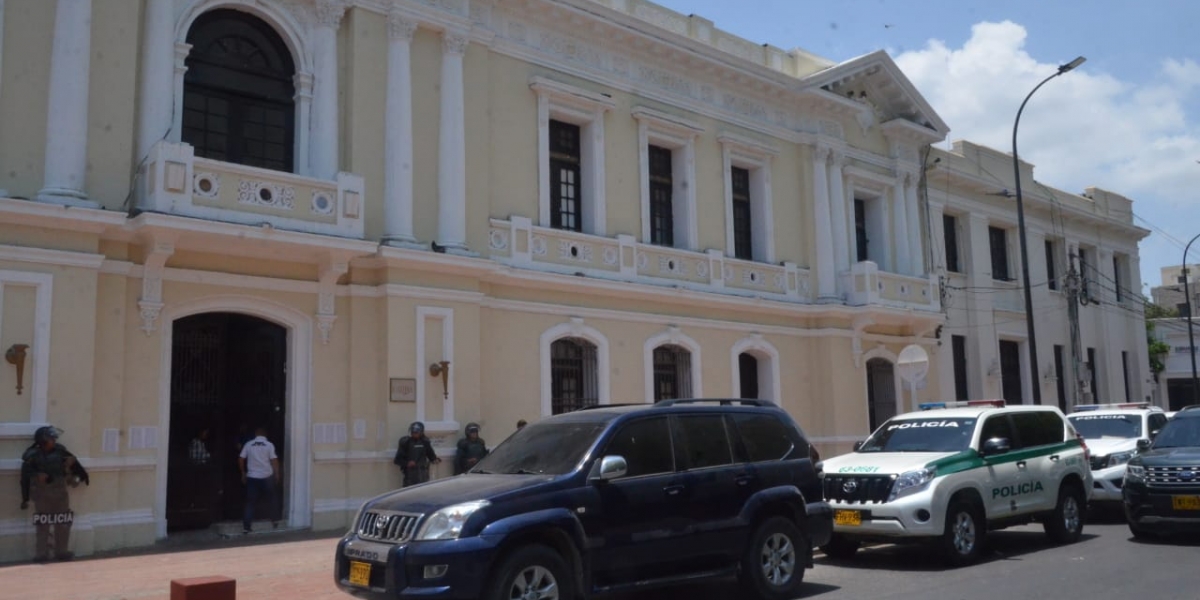 En la fachada de la Alcaldía permanecen los vehículos de los visitantes.