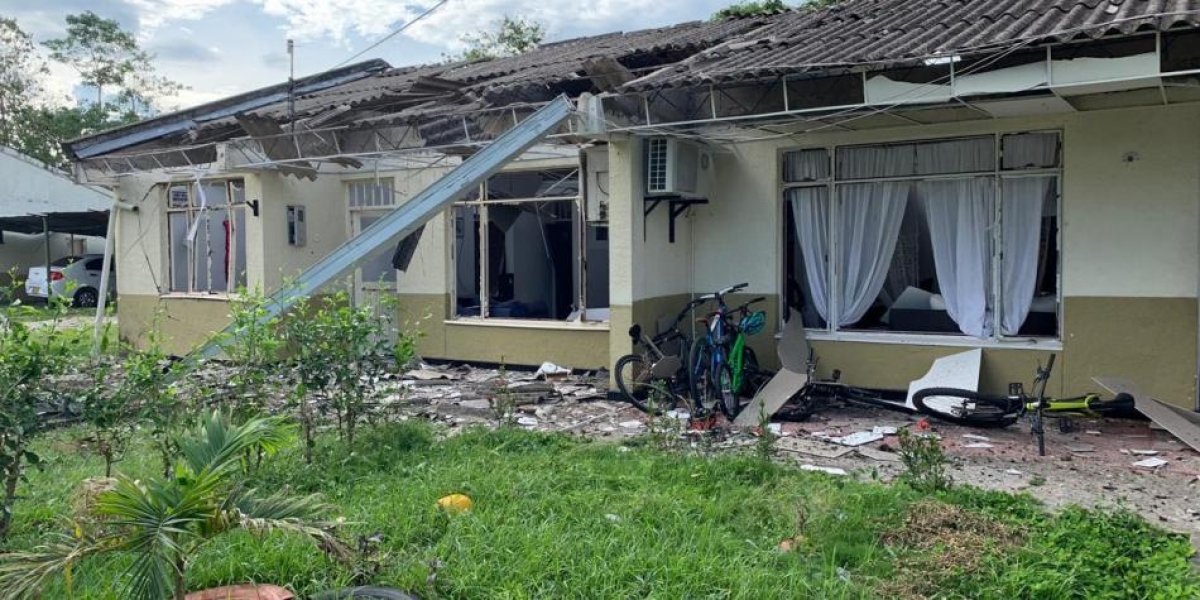 Los explosivos causaron daños en los techos y ventanas de las casas fiscales.