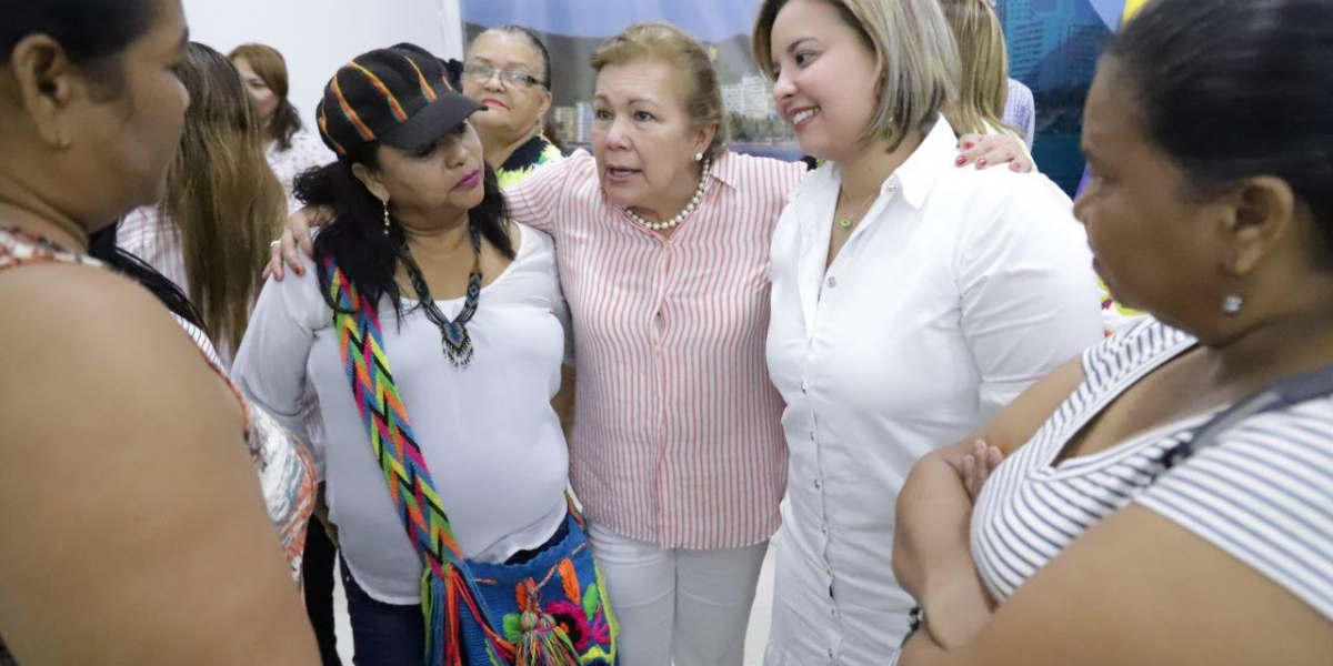 Hilda Caballero (rayas rosadas y blancas en el centro), reunida con un grupo de mujeres, ejerciendo funciones en la Alcaldía sin tener contrato.