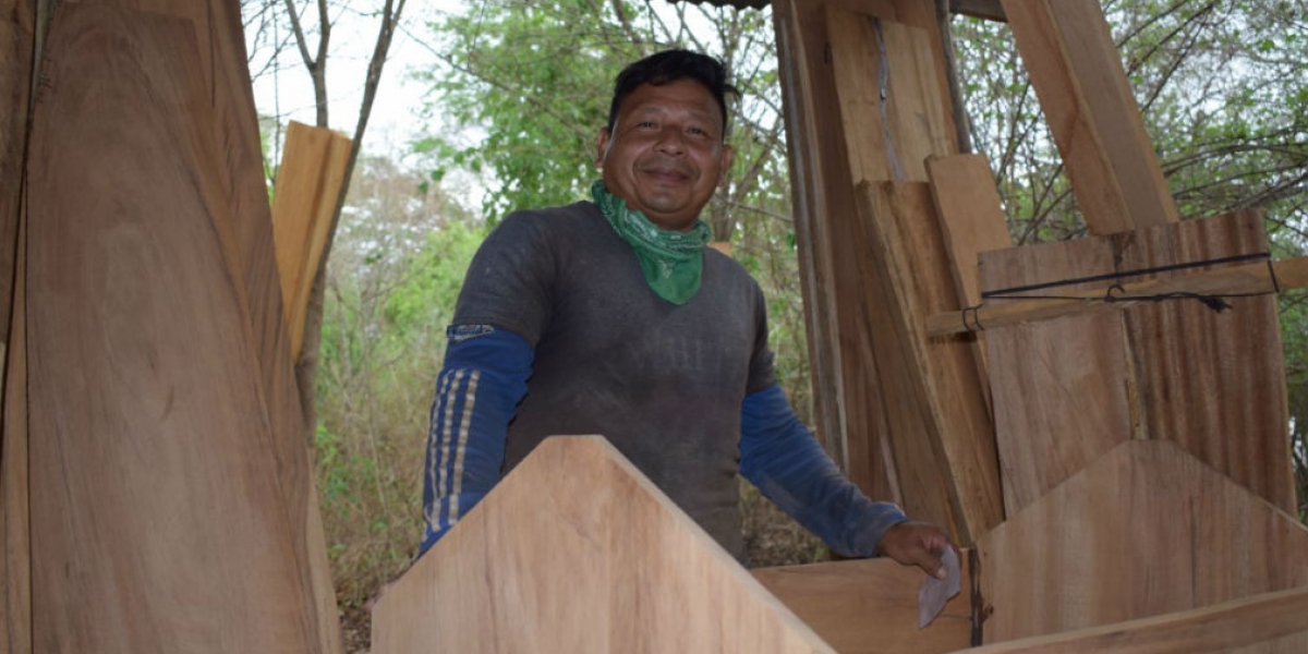 José Rafael Velázquez, lidera del taller de ebanistería. 