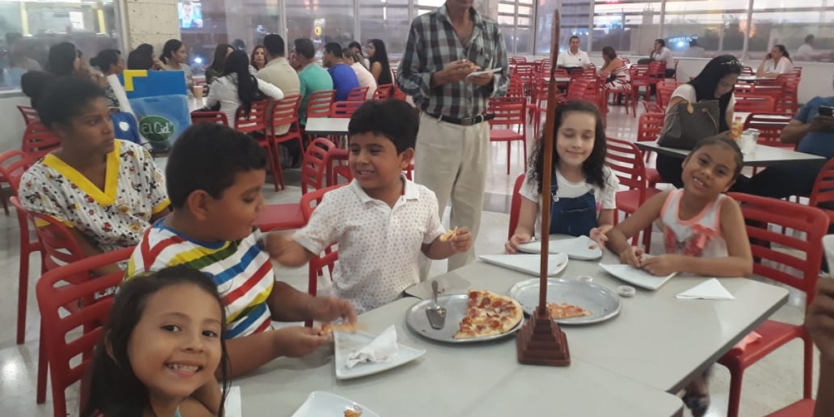 Los niños no solo fueron a jugar ajedrez al Ocean Mall, también fueron a comer pizza.