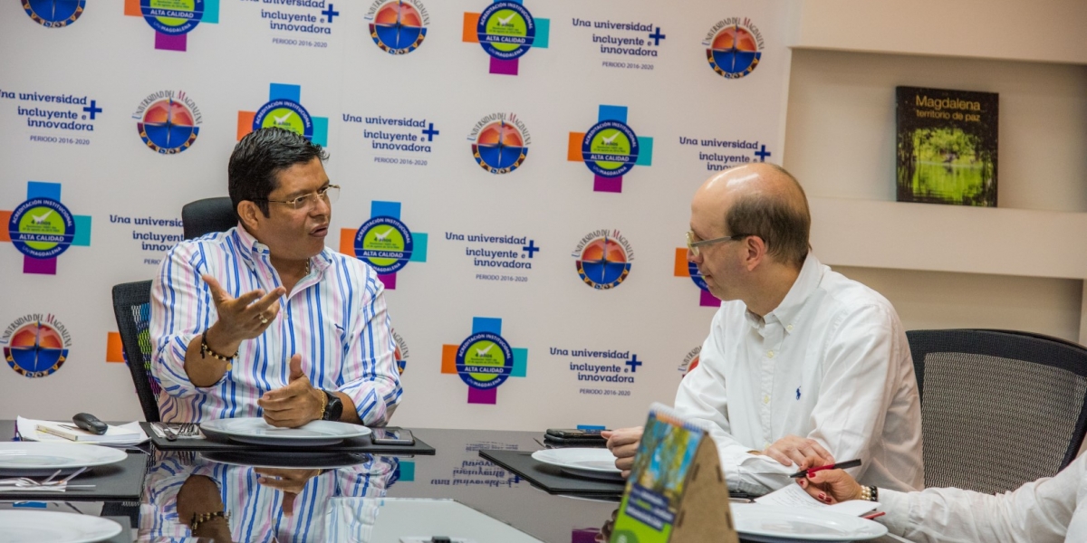 El rector de Unimagdalena, Pablo Vera, y el alcalde (e) de Santa Marta, Andrés Rugeles. 