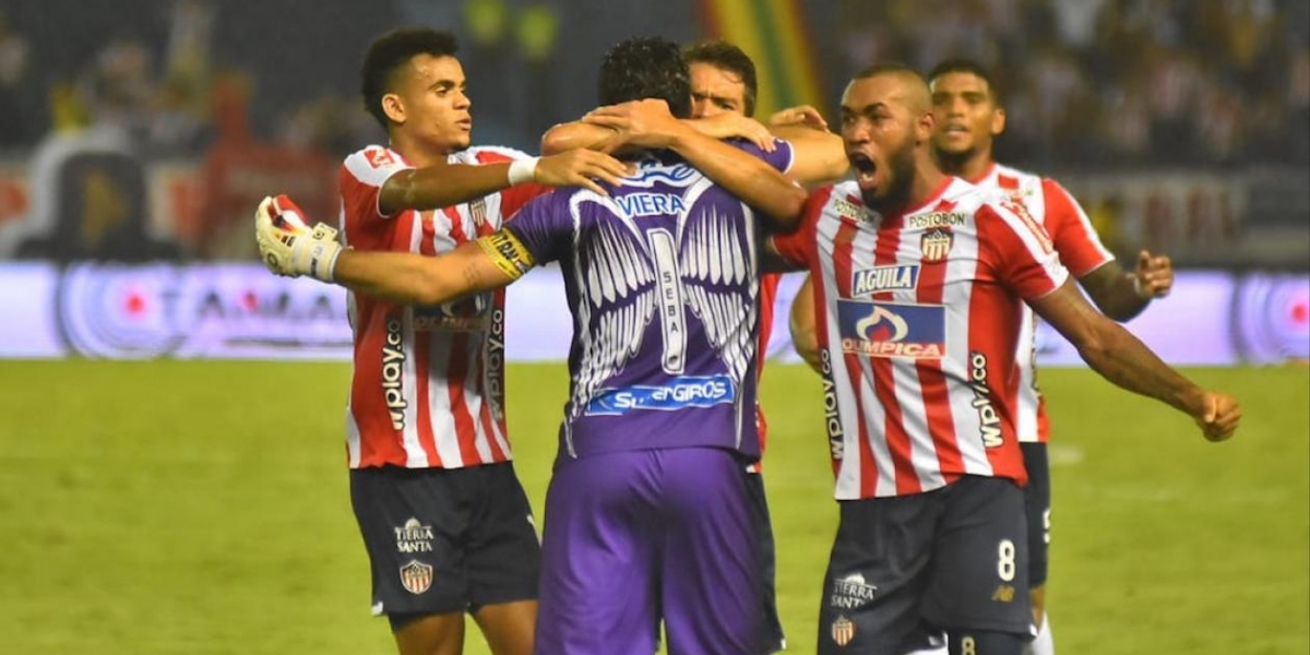 Jairo Cassiani Jugadores del Junior celebrando el golazo del empate con Sebastián Viera.