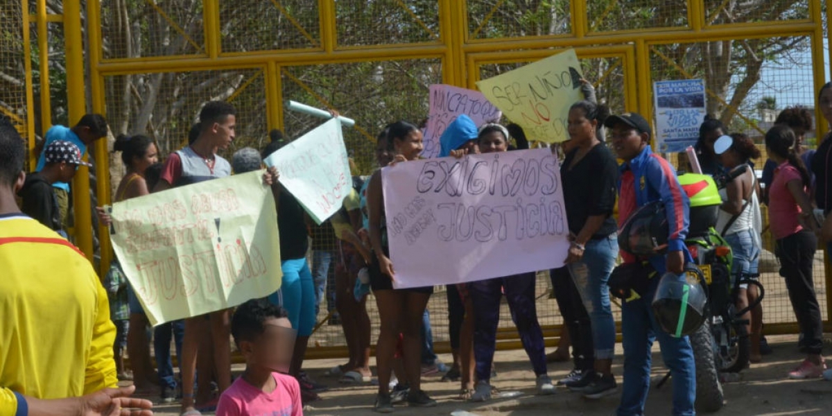 Protesta de padres de familia en el Megacolegio de La Paz.