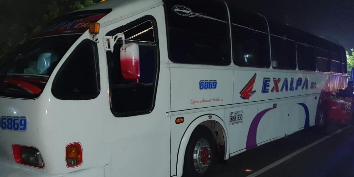 Policía Nacional Bus con mercancía de contrabando.