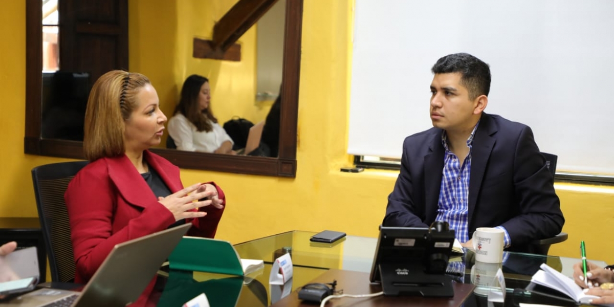 Reunión entre gerente de Essmar, Ingrid Aguirre y El ministro de Vivienda, Ciudad y Territorio, Jonathan Malagón