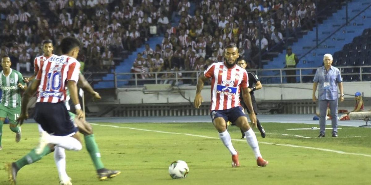 Cristian Mercado Freddy Hinestroza y Luis Díaz en jugada ofensiva al inicio del partido.
