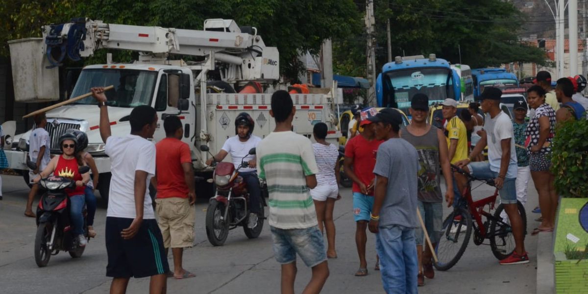 Bloqueos y protestas este martes en el Libertador por falta de luz y agua