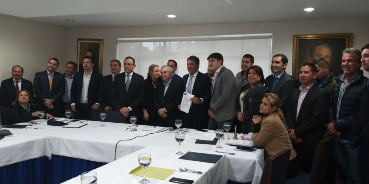 Cortesía. Juan Carlos Palacio recibiendo el aval Conservador