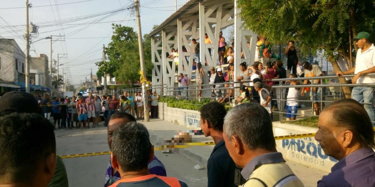 Curiosos se acercaron a observar el cadáver tendido.