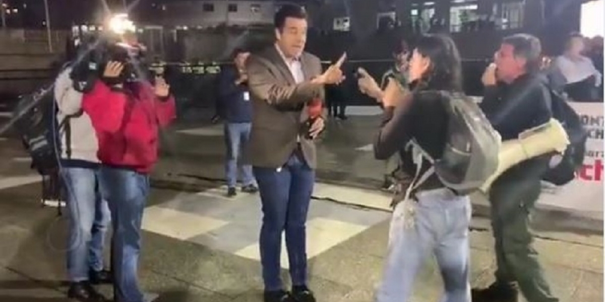 El periodista fue agredido por defensores de 'Santrich'.