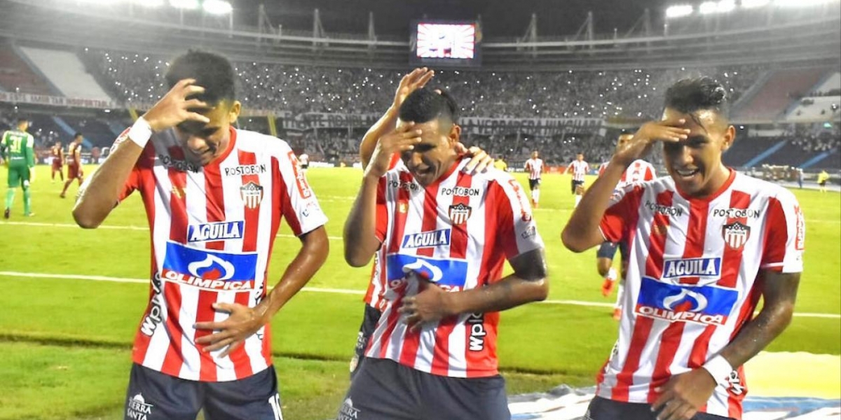 Luis Narváez celebrando el gol con Luis Díaz y James Sánchez.