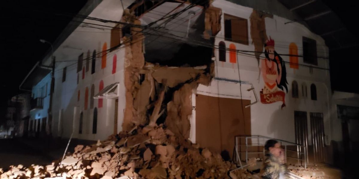 Imágenes de una vivienda destruida en Perú producto del terremoto de esta madrugada.