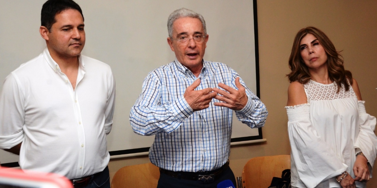 Cortesía Rueda de prensa de Álvaro Uribe en el hotel Santamar.