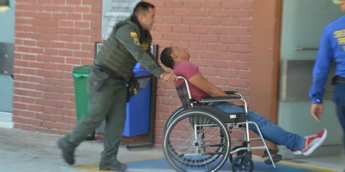 Momentos en que el taxista es ingresado al Hospital Universitario Julio Méndez Barreneche.