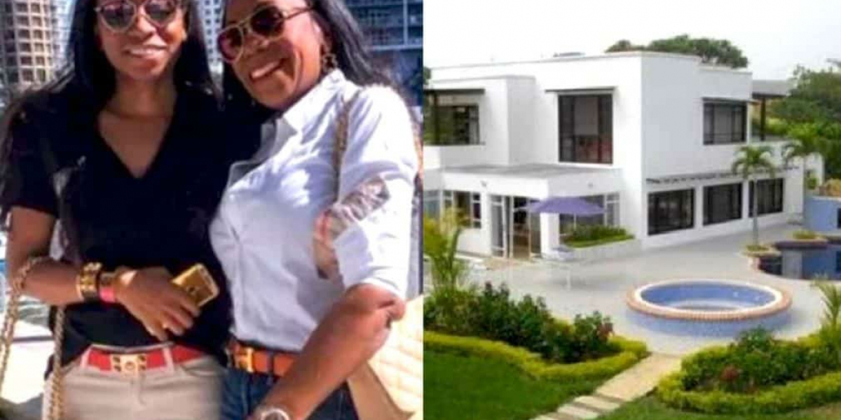 Jenny ambuila y Elba Chará junto a la foto de su casa en cali