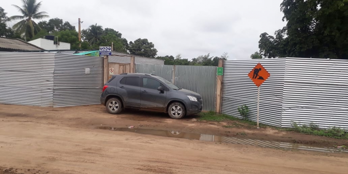 El Contratista en días pasados estacionó su vehiculo en la puerta de la obra como protesta a la falta de pago. 