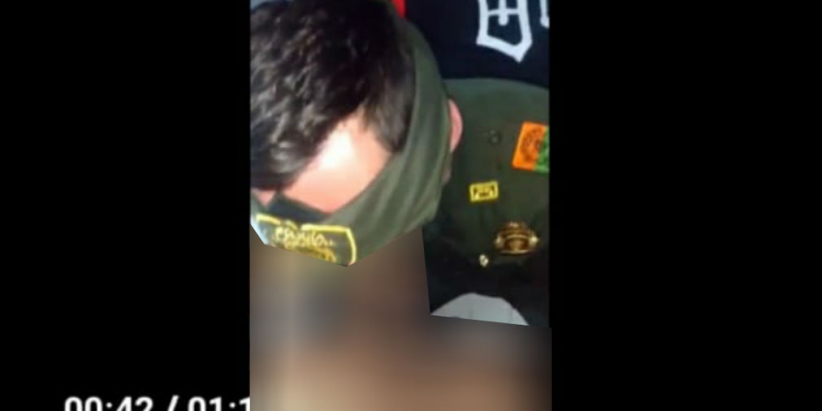 Captura del video en el que un hombre usa prendas de la Policía Nacional mientras tiene sexo oral.