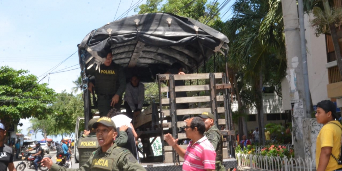 Uno de los uniformados resultó heridos en el enfrentamiento entre policías e hinchas de Millonarios. 