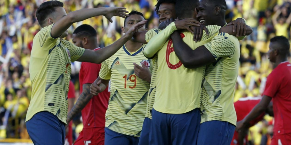 Selección Colombia celebrando uno de sus goles.