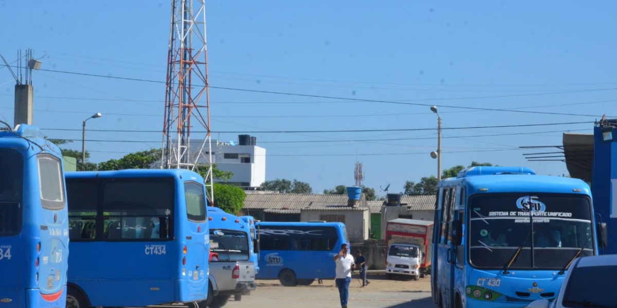 Algunos buses se encuentran parqueados. 