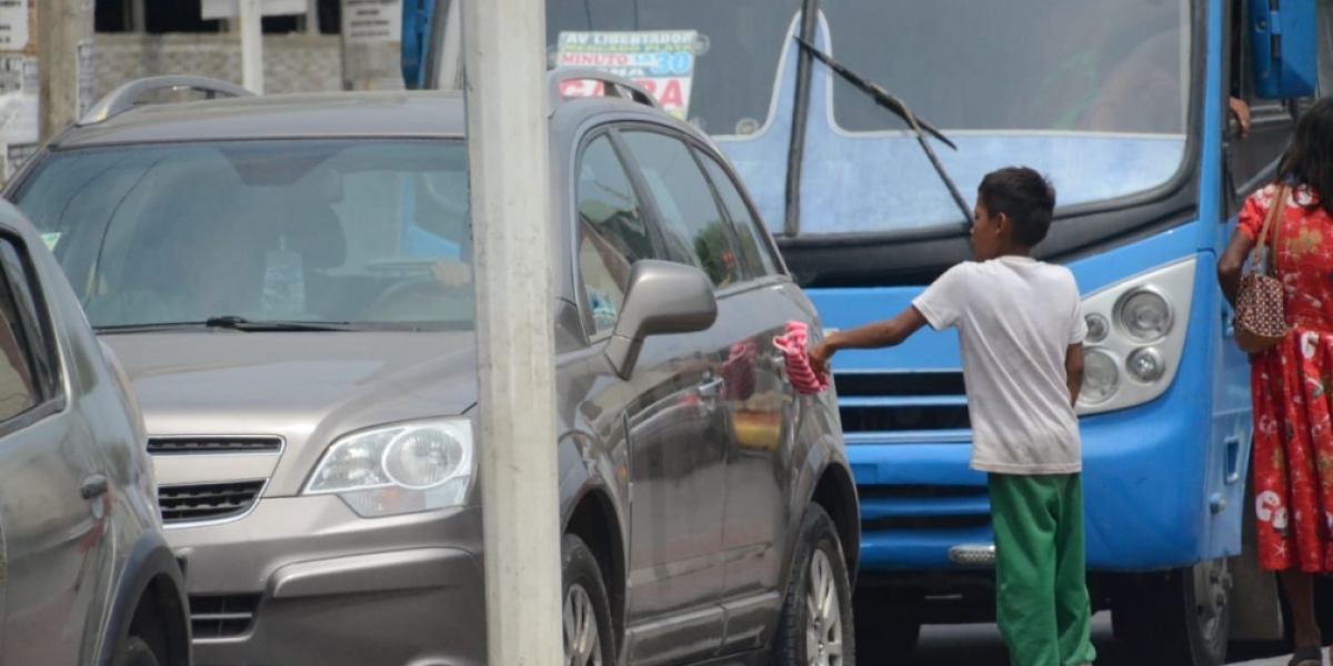 Niños y adolescentes trabajan o piden limosnas en semáforos. 